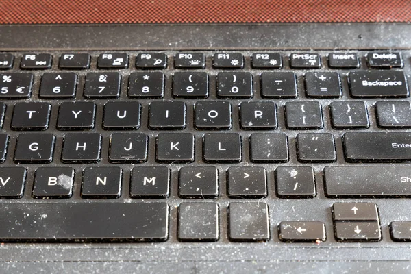在肮脏和不卫生的电脑笔记本电脑键盘上进行特写，键盘上布满灰尘和微粒 — 图库照片