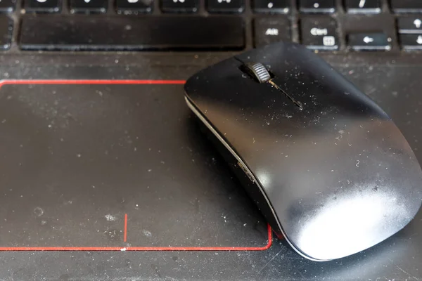 Close-up on dirty and unhygienic computer laptop mouse and keyboard, full of dust and particles — Stock Photo, Image