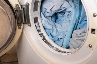 Çamaşır kurutma filtresine sıkışmış kumaştan pamuk.