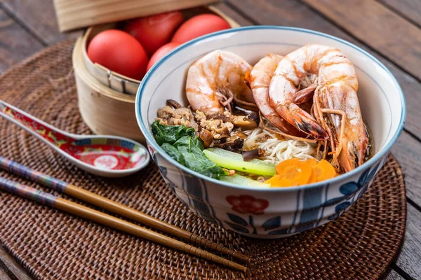 Melayani mie ulang tahun dengan telur merah, tradisi di kalangan Cina selama perayaan ulang tahun — Stok Foto
