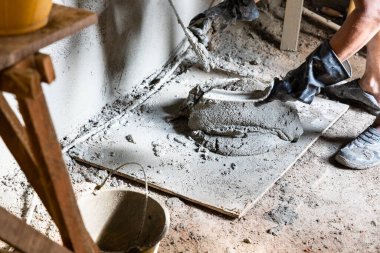 Ev tadilatında beton harcı duvara yapıştırılmaya hazır.