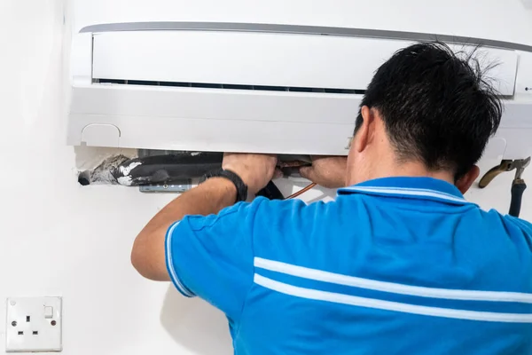 Técnico de instalação de ar condicionado interno condensador unidade na parede — Fotografia de Stock