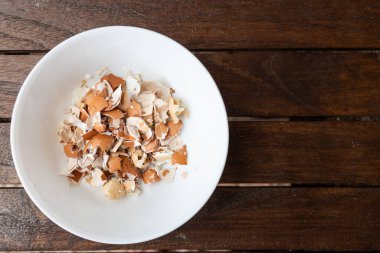 Kasede kırılmış yumurta kabuğunun yukarıdan görünüşü. Yumurta kabukları, kalsiyum ve potasyum açısından zengin bahçıvanlık için organik gübrelerdir.