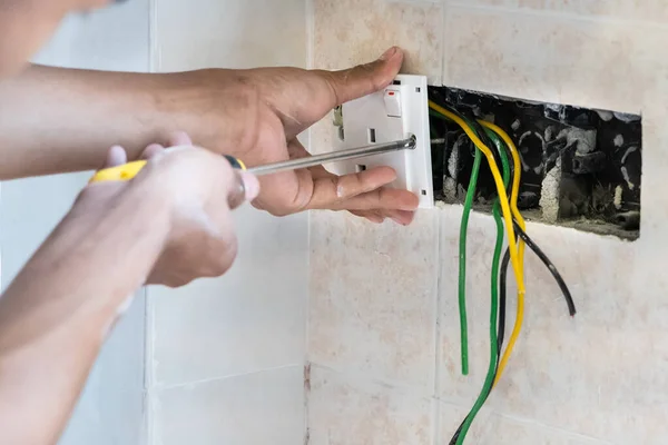 Sorozat villanyszerelő telepíteni és szerelni elektromos konnektor falra — Stock Fotó