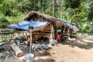 Taman Negara, Pahang, Malezya, 12 Temmuz 2021: Batek yerlileri ailesi ve geleneksel evi. Batek, Taman Negara Milli Parkı 'ndaki yerli halktır..