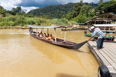 Kuala Tembeling, Malezya, 12 Temmuz 2021: Negara Milli Parkı 'na girmek için nehirden geçen Kuala Tembeling iskelesinde turist