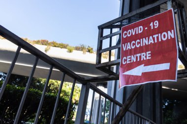 Kamu altyapısındaki covid-19 aşı merkezine yön işareti