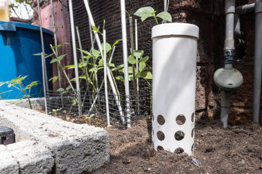 Bitkilere karşı bahçeye oyulmuş delikleri olan solucan kulesi