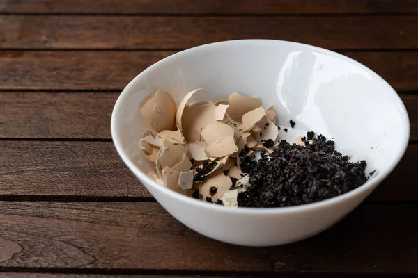 Crushed egg shell and spent coffee grounds in bowl. Natural organic fertilizers for gardening rich in nitrogen, calcium and potassium — 스톡 사진