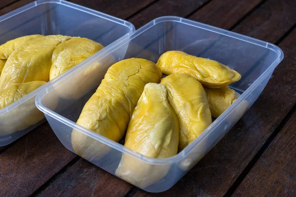 Emas kuning musang raja durian daging bubur dalam wadah di permukaan kayu — Stok Foto