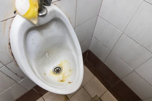 Cuenco urinario sucio y maloliente con depósitos de manchas de cal — Foto de Stock