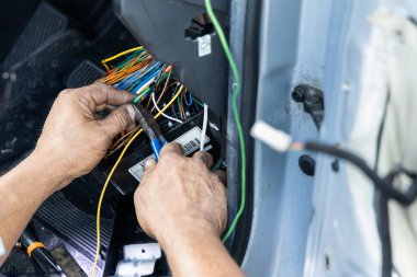 Otomotiv teknisyeni arabanın kablo sorununu teşhis etti ve tamir etti