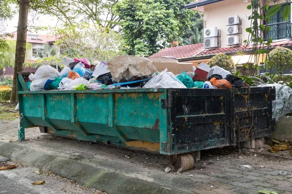 Lixo ou lixeira com carga de resíduos de detritos de construção — Fotografia de Stock