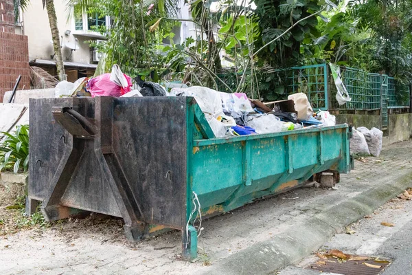 Rubbish dumspter or roro bin with load of waste from construction debris — Stock Photo, Image