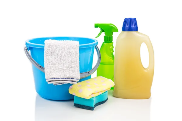 Conjunto de herramientas de limpieza para el hogar de detergente, esponja, spray, toalla y pa — Foto de Stock