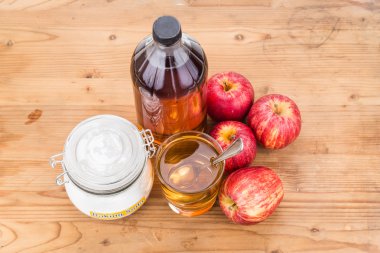 Asit reflü için Apple elma suyu sirke ve kabartma tozu birlikte