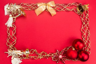 Güzel süsler kırmızı arka plan Christmas dekorasyon çerçeveli
