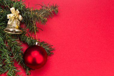 Köknar ağacı, süs eşyaları ve çan, basit kırmızı Noel arka plan