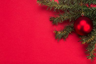 Basit kırmızı Noel zemin çam ağacı ve süs eşyaları ile.