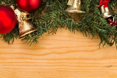 Basit ahşap Noel arka plan ile çam ağacı, süs eşyaları ve