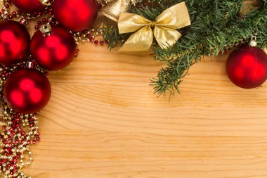 Basit ahşap Noel arka plan ile çam ağacı, süs eşyaları ve