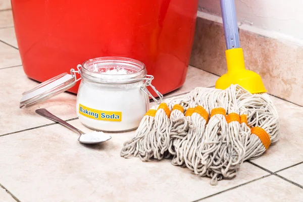 Bicarbonato de sodio con cubo, fregona, detergente para la limpieza de la casa . — Foto de Stock