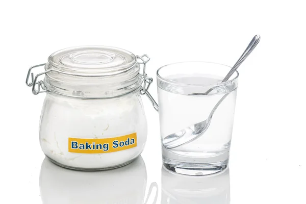 Baking soda in jar, spoonful and glass of water for multiple hol — Stock Photo, Image