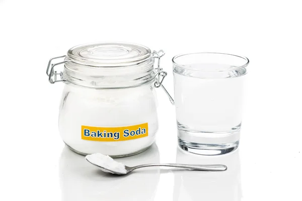 Baking soda in jar, spoonful and glass of water for multiple hol — Stock Photo, Image