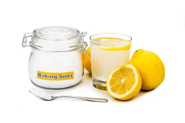 Baking soda met citroensap in glas voor meerdere holistische usag — Stockfoto