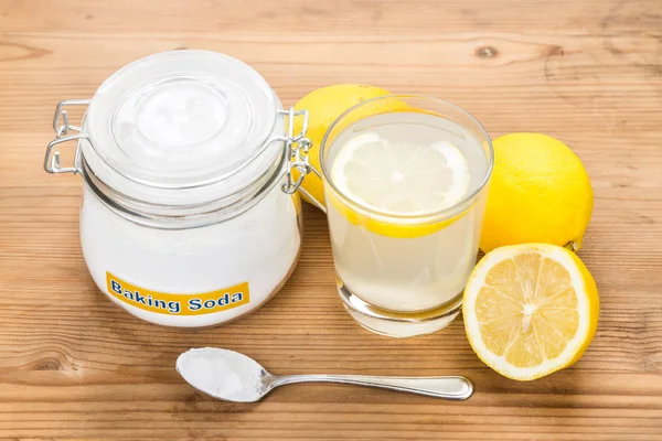 Bicarbonato di sodio con succo di limone in vetro per molteplici usi olistici — Foto Stock