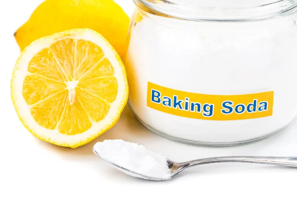 Sendok baking soda dan lemon buah untuk beberapa holistik u — Stok Foto