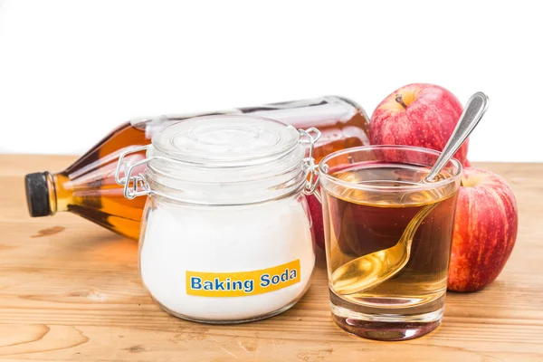 Apple cider vinegar and baking soda combination for acid reflux — Stock Photo, Image