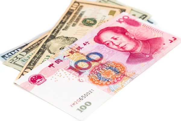 Close up da China Yuan Renminbi nota de moeda contra o dólar americano — Fotografia de Stock