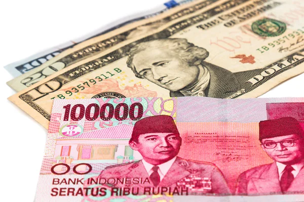 Primer plano del billete de moneda de Rupia de Indonesia frente al dólar estadounidense — Foto de Stock