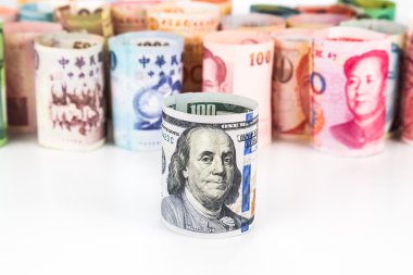 Önünde toplanan para birimi notlar bize dolar ile yığını