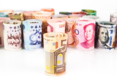 Notlarında toplu para birimi Euro önünde yığını