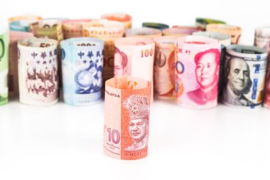 Önünde toplanan para birimi notları ile Malezya Ringiti yığını