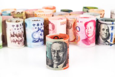 Önünde toplanan para birimi notlar Avustralya Doları ile yığını
