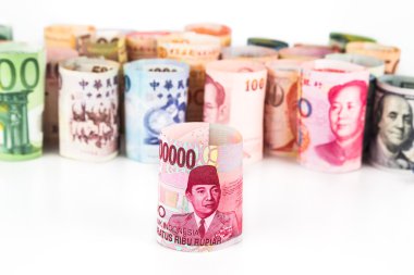Önünde toplanan para birimi notes Endonezya Rupiahı ile yığını