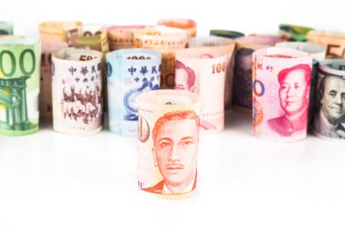 Önünde toplanan para birimi notlar Singapur Doları ile yığını