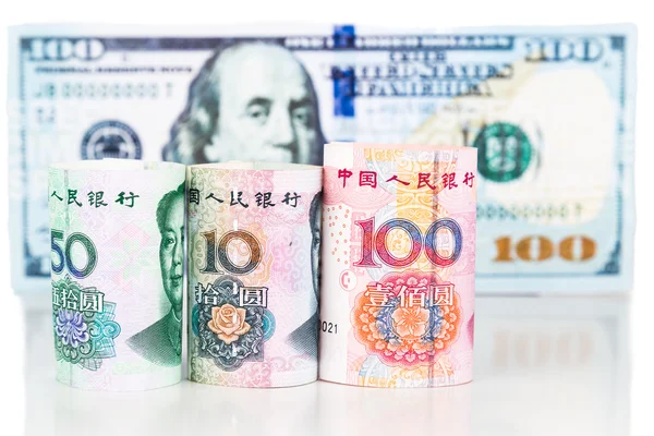 Nahaufnahme der chinesischen Yuan-Renminbi-Banknote gegen uns Dollar — Stockfoto