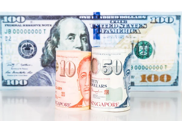 Fechar a nota de moeda do dólar de Singapura contra o dólar americano — Fotografia de Stock