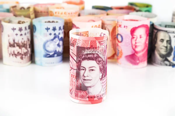Önünde toplanan para birimi notlar Sterling Lirası ile yığını