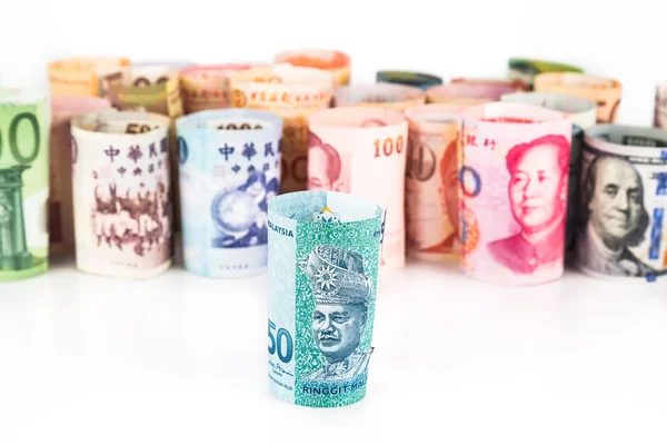 堆的卷起纸币与马来西亚林吉特在前面 — 图库照片