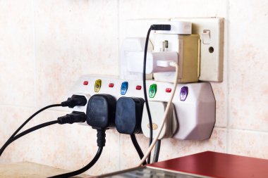 Birden çok elektrik fişleri çoklu bağdaştırıcısına bağlı olduğunu dangerou