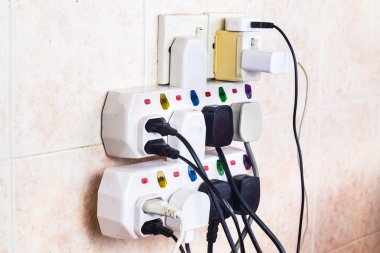 Bağdaştırıcı riski aşırı ve dange birden çok elektrik fişleri