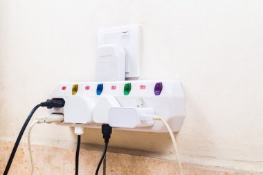 Uygun multi bağdaştırıcısına bağlı birden fazla elektrik fişleri