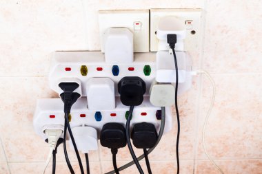 Bağdaştırıcı riski aşırı ve dange birden çok elektrik fişleri
