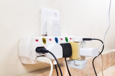 Birden çok elektrik fişleri çoklu bağdaştırıcısına bağlı olduğunu dangerou