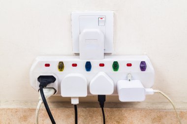 Uygun multi bağdaştırıcısına bağlı birden fazla elektrik fişleri